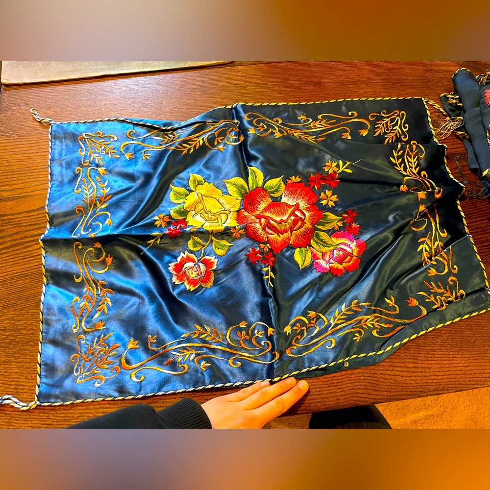 1970s Embroidered vintage Asian silk coverlet with pillow case covers